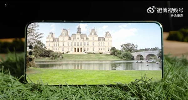 余承东亲测：华为Mate80ProMax屏幕处于太阳下也清晰可辨