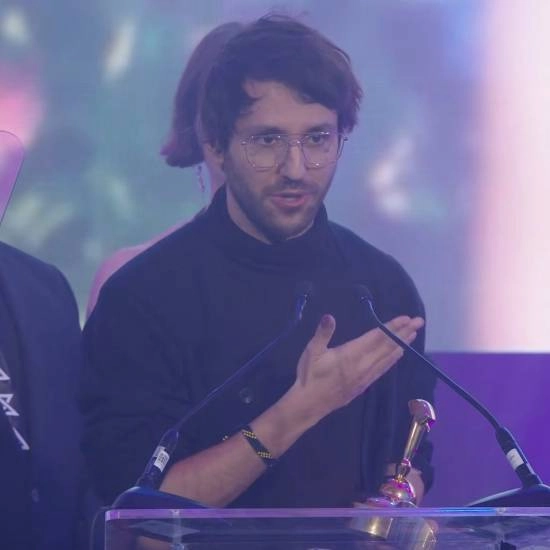 是英雄之间的惺惺相惜吗？《光与影》斩获奖项后，主创建议大家体验这款游戏