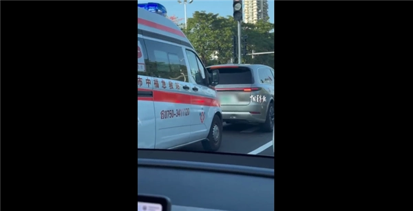 广州一小车未礼让救护车遭处罚记3分罚款200元：网友批评其素质差、呼吁加重处罚