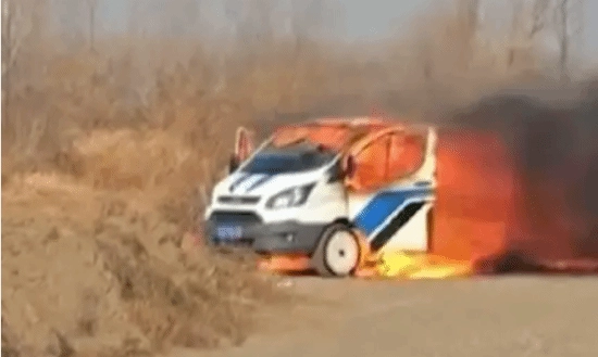 男子上坟烧纸时不小心点着了自己的车，之后还淡定地和车合影：该车价值15万