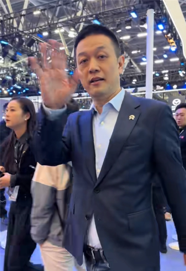 李斌透露为省下3万元加班费而改签航班，这种事在蔚来过去是难以想象的