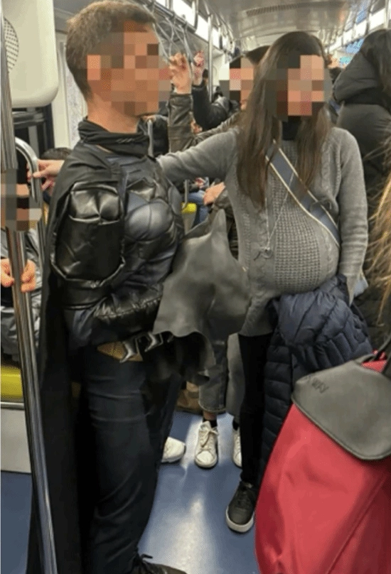 科学家开展实验：地铁中出现蝙蝠侠形象乘客为孕妇让座的比例大幅上升