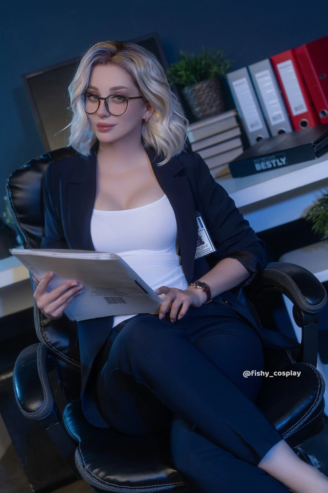 这里还有付费剧情可以体验！一位来自俄罗斯的美女coser扮演了《生化危机9》的女主角格蕾丝。