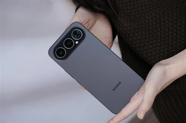 全新横向跑道式设计亮相，荣耀500系列图赏震撼开启！