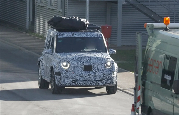 奔驰纯电"小G"谍照首曝：硬派方盒子造型，售价或达百万级