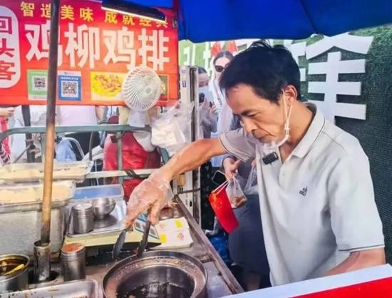 鸡排哥直播间的观看人数从几万骤降至几百，流量热潮正逐渐褪去