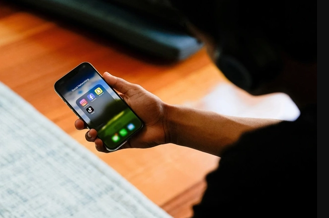 欧盟议会表决通过决议，规定使用社交网络服务（SNS）和人工智能（AI）需年满16岁