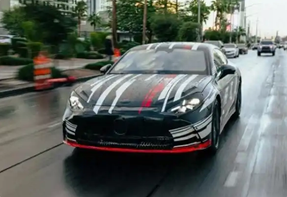 AMG首款纯电GT浮出水面！F1车手乔治·拉塞尔试驾时大喊“疯狂”