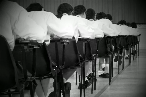清华大学声称严禁学生把AI生成的内容直接照搬用作学业成果