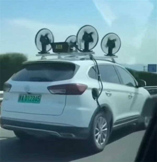 电动车车主给车顶装了个风力发电机，车子行驶时就能顺便充电