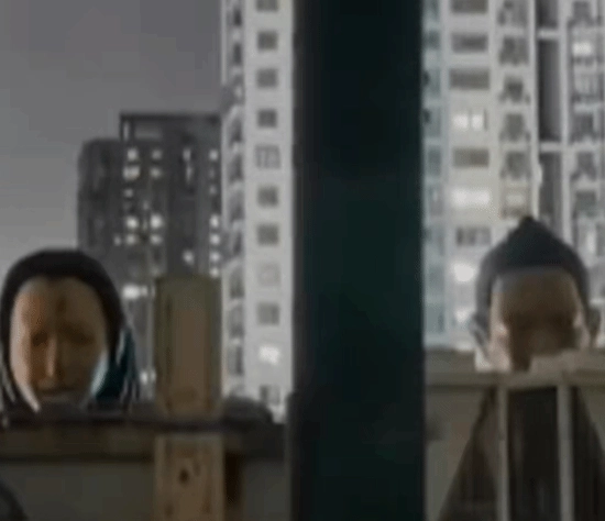 网友称被楼顶诡异人头雕像“盯”得做噩梦，涉事商场作出回应