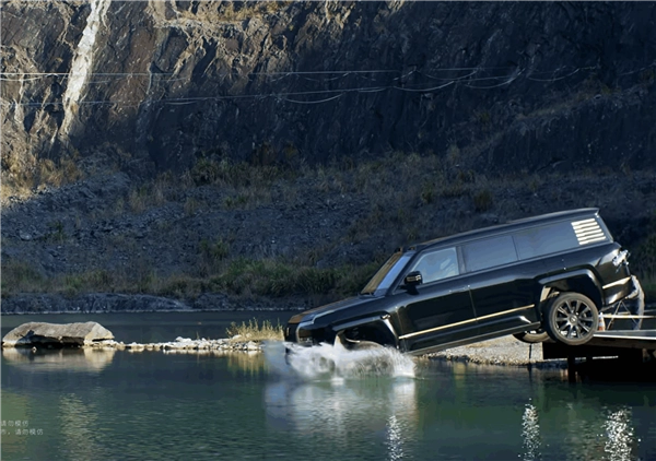 仰望U8L应急浮水能力再提升：即便“扎”进水里，照样能开回岸边