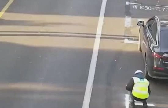 男子为图路边停车方便私自画车位，结果被罚款4200元