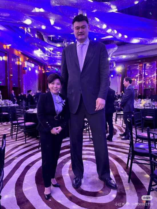 "最萌身高差"的极致呈现：身高1米55的邓亚萍与2米26的姚明同框合影