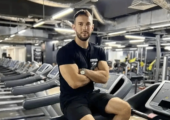 为展示减肥计划而暴饮暴食快速增重的网红教练，最终猝死