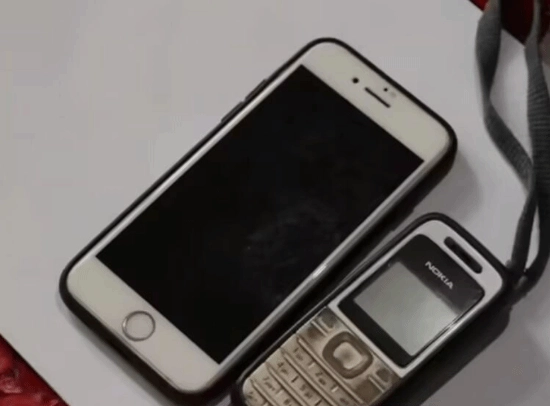 大衣哥走红15年，依旧使用着18年前的诺基亚手机，连苹果7都已经用了8年时间