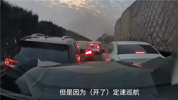 女子在高速公路上连续撞上四辆车，却把责任推给定速巡航系统，声称自己踩了刹车但车辆并未停下