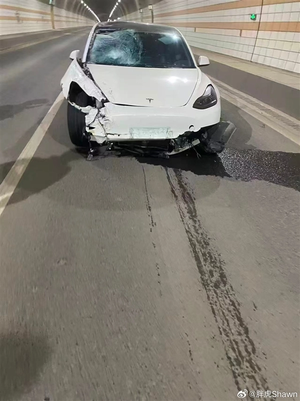 国内一名男子驾驶特斯拉飙车到200码，最终在高速上撞车