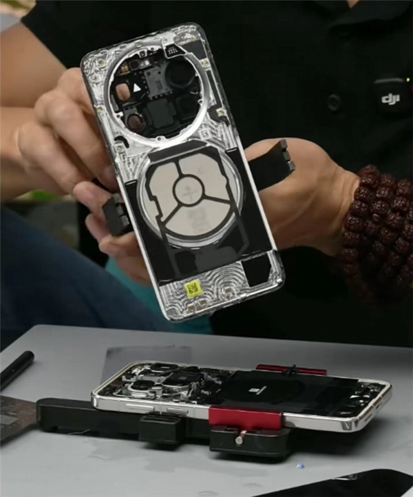 华为Mate80ProMax拆解报告发布：后壳采用整块铝合金CNC工艺打造主板集成度达到超高水准