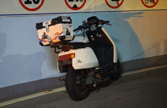 外卖骑手称遭汽车大灯晃眼后追至地库争吵并报警，最终自己的电动车被扣留