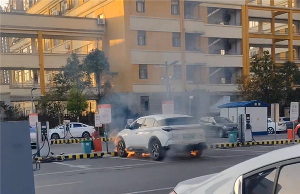 哪吒U在停车场充电时突发自燃，底盘电池部位持续猛烈喷火