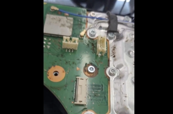 拆开无法开机的PS5后场面不忍直视！活蟑螂四处乱窜、内部布满粪便