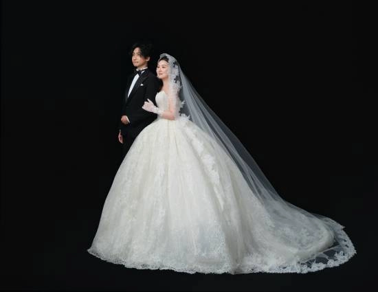 《英雄联盟》主播小明晒出与妻子的结婚照，配文：我爱我老婆！