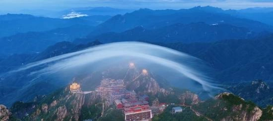 男子在老君山拍到奇特景象，画面宛如护宗大阵般的“灵气护罩”