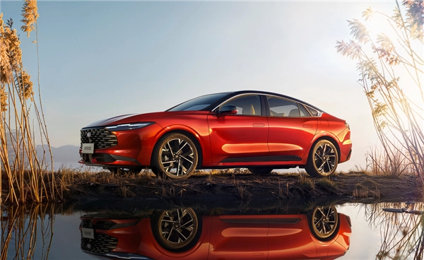 新款福特蒙迪欧正式上市，起售价14.98万，此次最大变化是摒弃了分体式大灯设计