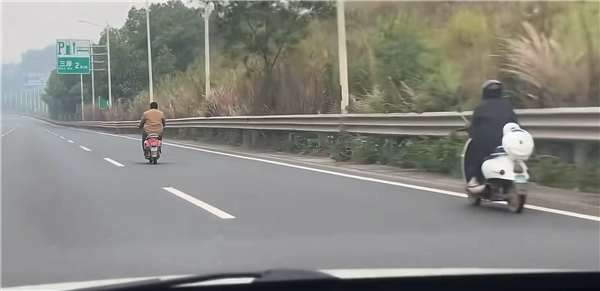电动自行车竟开上高速路，时速飙到120公里根本追不上！网友惊呼：这速度是新国标的5倍啊！