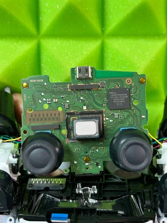 新款PS5手柄上线：续航时间延长移除了副麦克风