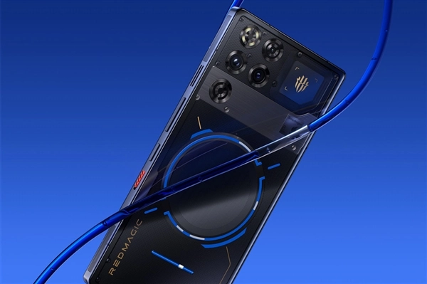 姜超表示，成本大幅上涨导致友商无人推出24+1TB机型，目前只有红魔仍在坚持这一配置。