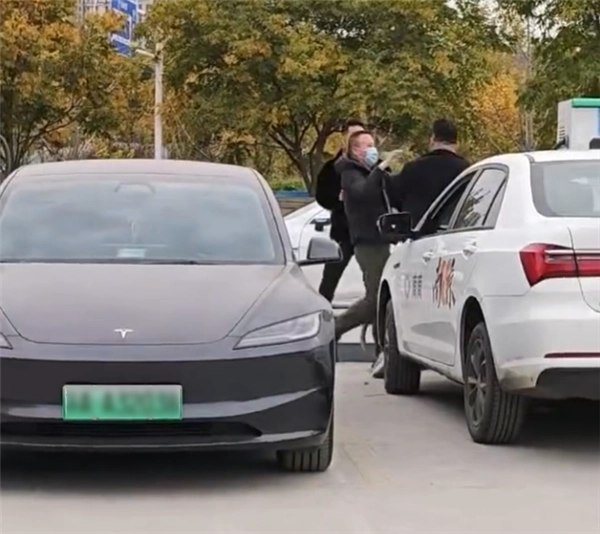 因争抢充电枪，两位车主在充电站大打出手