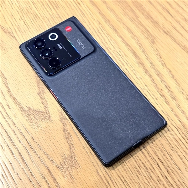 努比亚首款大折叠屏手机登场！努比亚Fold正式发布，起售价8150元