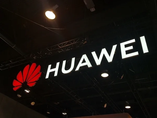 黄仁勋于美国公开称赞华为是史上最强的科技公司之一，称其值得尊敬