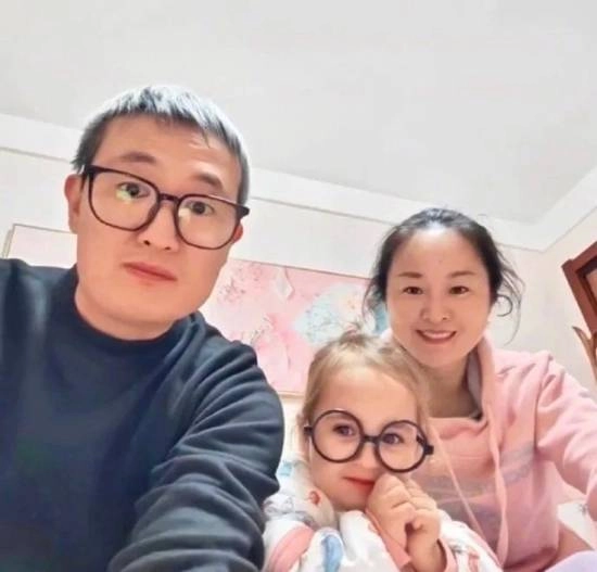 江苏一对夫妻生下金发碧眼的混血女儿，连父亲都怀疑是不是抱错了孩子