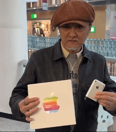 睡懵了撞见初代机了！一位老人在苹果新店展示初代iPhone