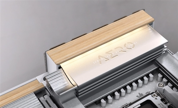 融合木头和皮革元素的技嘉X870EAEROX3DWOOD主板，外观精美堪比艺术品