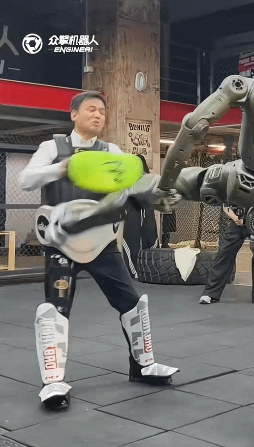 太狠了！众擎T800人形机器人一脚将自家CEO踹倒在地网友：感觉多少有点私人恩怨在里面