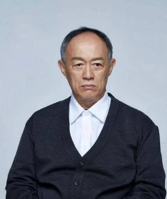 老戏骨金士杰在年近六十时喜获龙凤胎，其妻子是比他小25岁的女学生