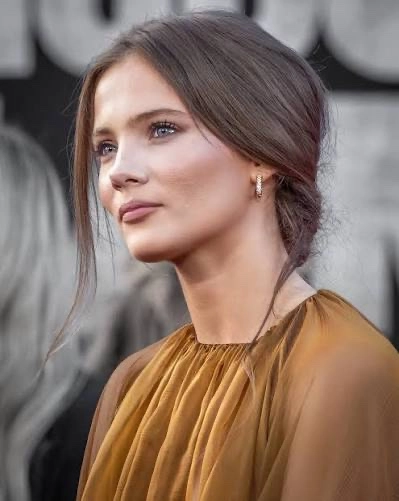 《猎魔人》中希里的扮演者在亨利·卡维尔离开后情绪崩溃落泪，甚至产生了不再继续出演该角色的念头