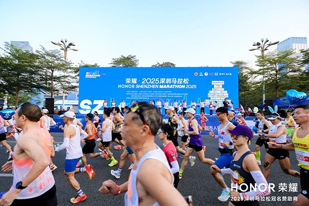 科技助力奔跑，荣耀携手全球跑者共赴2025深马之约