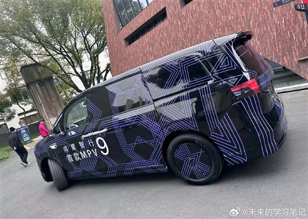 余承东豪言要超越所有旗舰车型！鸿蒙智行首款MPV实车图流出