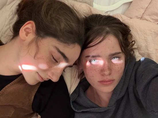 连性取向设定都精准还原！玩家情侣cosplay《最后生还者》中的艾莉与蒂娜