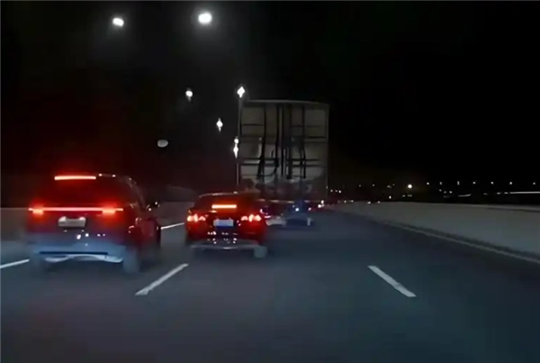 高速公路上有车辆低速占道引发众怒，两辆车先后上前进行“堵截”