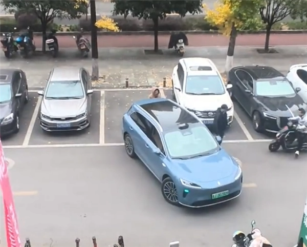 尚界H5车主遭遇人肉占车位，机智用调虎离山计配合自动泊车功能成功抢位