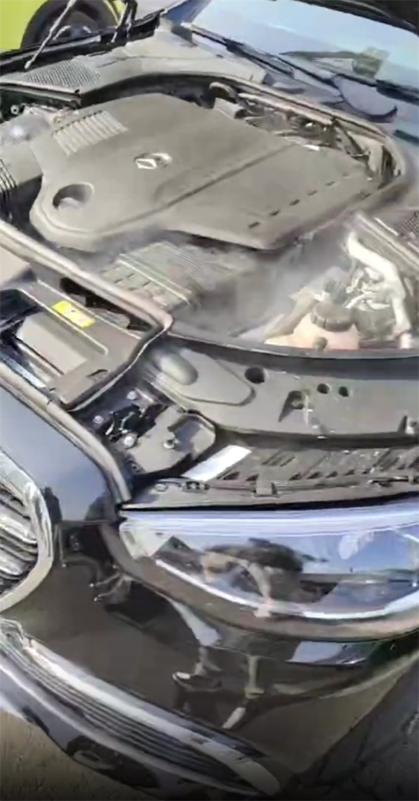 刚花79万购入仅3天的奔驰S400街头突发自燃，车主提出退换车诉求遭拒