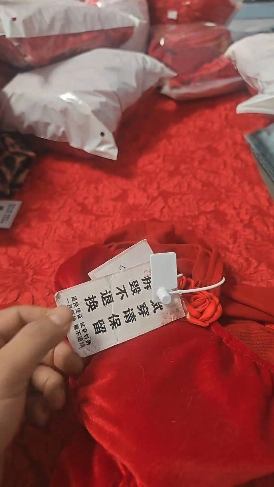 顾客用胶带粘贴吊牌退回已穿脏的表演服网友纷纷表示离谱