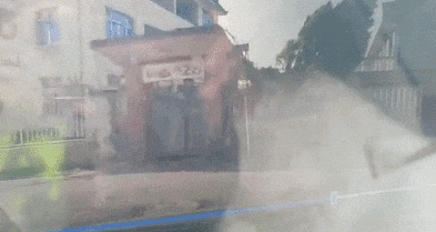 轿车遭撞击后刹车突然失灵失控滑行百米径直撞入民房