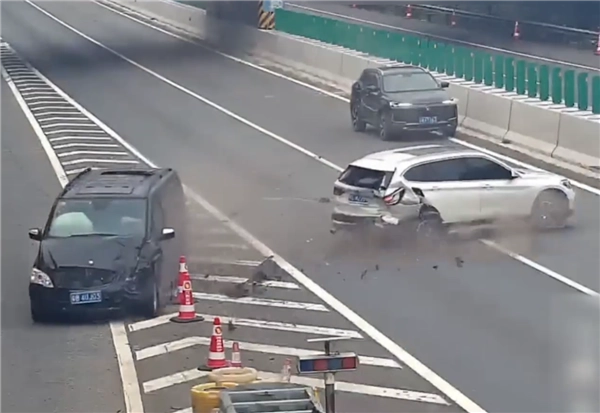 宝马女司机高速错过出口紧急刹车变道引发追尾事故！涉事两车均被判定有责